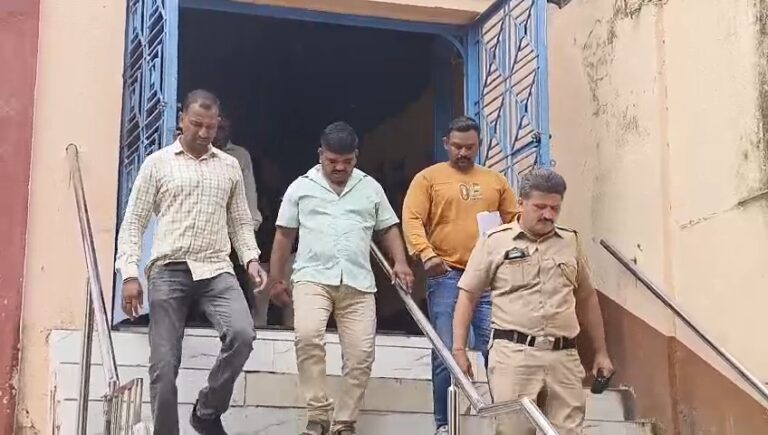 Dhule Crime सुट्ट्या पैशांवरून वाद; धुळ्यात रिक्षाचालकाकडून महिलेला बेदम मारहाण