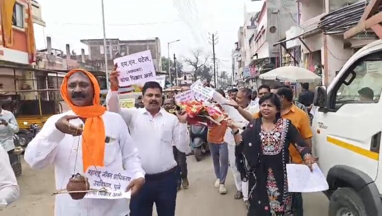 Dhule News धूळ खात पडलेल्या रस्त्यामुळे धुळेकर संतप्त; प्रतिकात्मक अंत्ययात्रा काढून निषेध