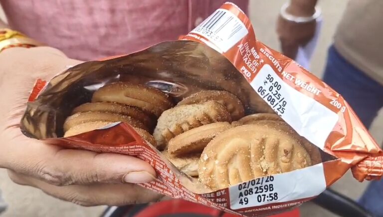 धुळे डी मार्ट येथून घेतलेल्या बिस्किट मध्ये आढळल्या आळ्या, ग्राहकाची अन्न व औषध प्रशासनाकडे तक्रार