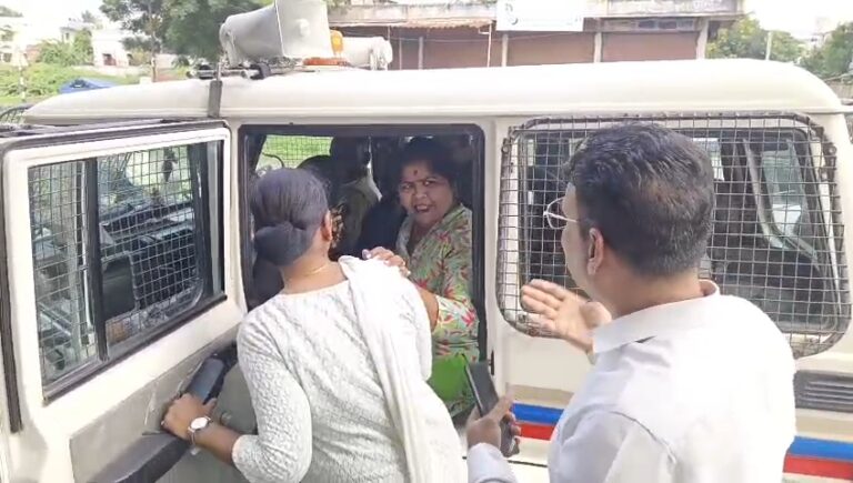 धुळ्यात मुख्यमंत्र्यांच्या दौऱ्याआधी प्रभा परदेशींचा रास्ता रोको इशारा; पोलिसांनी घेतले ताब्यात