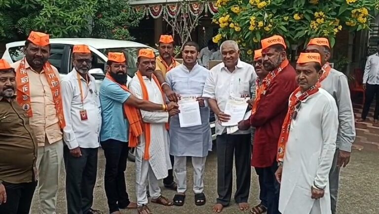 धुळ्यात ग्रामीणचे आमदार राम भदाणे यांच्या निवासस्थानासमोर संभाजी ब्रिगेडचे डफली वाजवत आंदोलन…