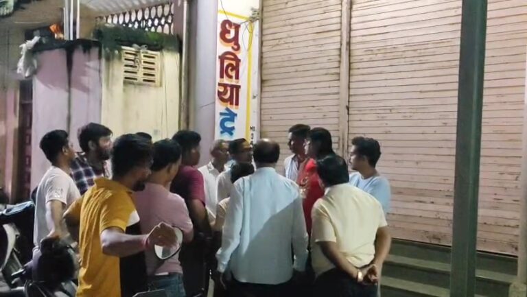 धुळे बाजारपेठेत व्यापाऱ्याच्या दुचाकीवरील लाखो रुपयांची बॅग लंपास