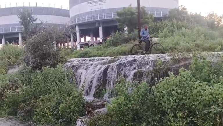 धुळे शहरातील नगावबारी परिसरातील जल कुंभाला गळती लाखो लिटर पाण्याची नासाडी