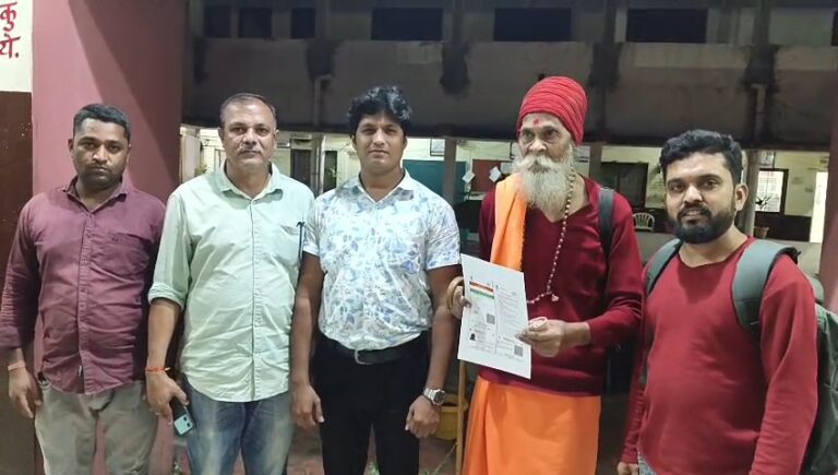 धुळे तहसील कार्यालयातील आधार केंद्र चालकाची सेवा भावनेची कहाणी — स्वामींना मिळालं नवं आधार कार्ड!