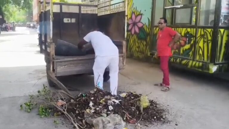 धुळे; कचरा उचलणाऱ्यांच्या मनमानीला वैतागलेल्या भिलेश खेडकरांनी मनपा प्रवेश दारातच टाकला कचरा…