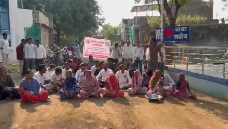 धुळे : वडजाई–सौंदाणे रस्त्याची चाळण; ग्रामस्थांचे ‘विशेष आभार आंदोलन’ चर्चेत!