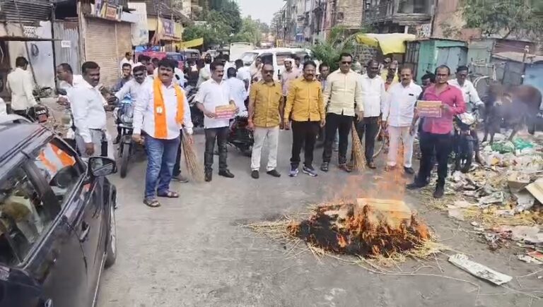 धुळे शहर कचऱ्यात गुदमरले! ‘कचरा जलावो, आयुक्त हटावो’ – शिवसेनेचं जोरदार आंदोलन