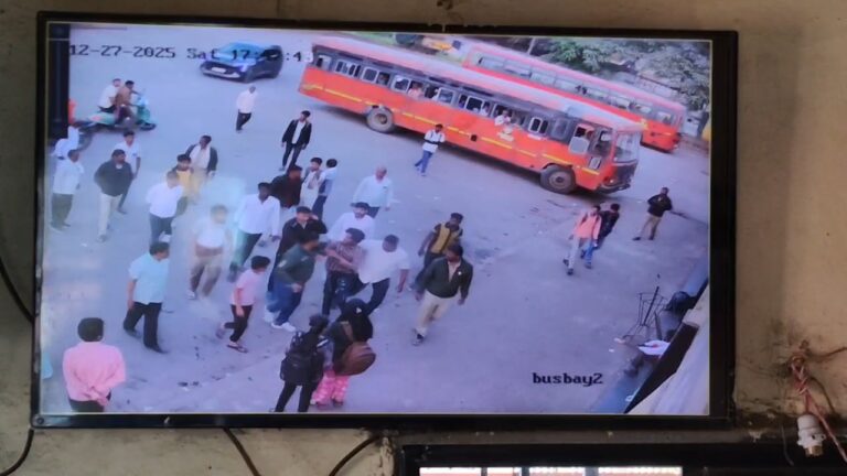 धुळे; पिंपळनेरमध्ये छेडछाड करणाऱ्या तीन रोडरोमिओंना नागरिकांनी दिला चोप, पोलिसांनी ठोकल्या बेड्या