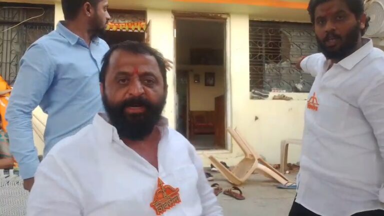 धुळे मतदानाच्या पूर्वसंध्येला शिवसेना शिंदे गटाच्या जिल्हाप्रमुखांच्या घरावर दगडफेक, राजकीय वातावरण तापले