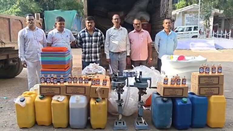 धुळ्यात ‘पुष्पा स्टाईल’ बनावट दारू कारखाना उद्ध्वस्त; 2.59 लाखांचा मुद्देमाल जप्त